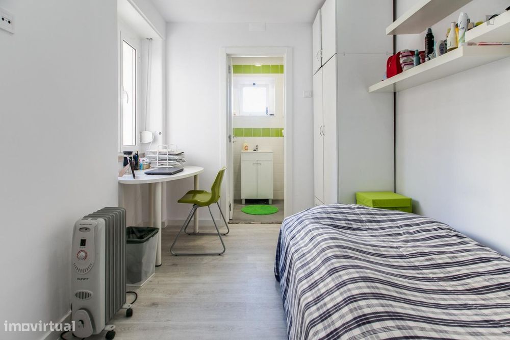 121093 - Quarto com cama de solteiro, com casa...