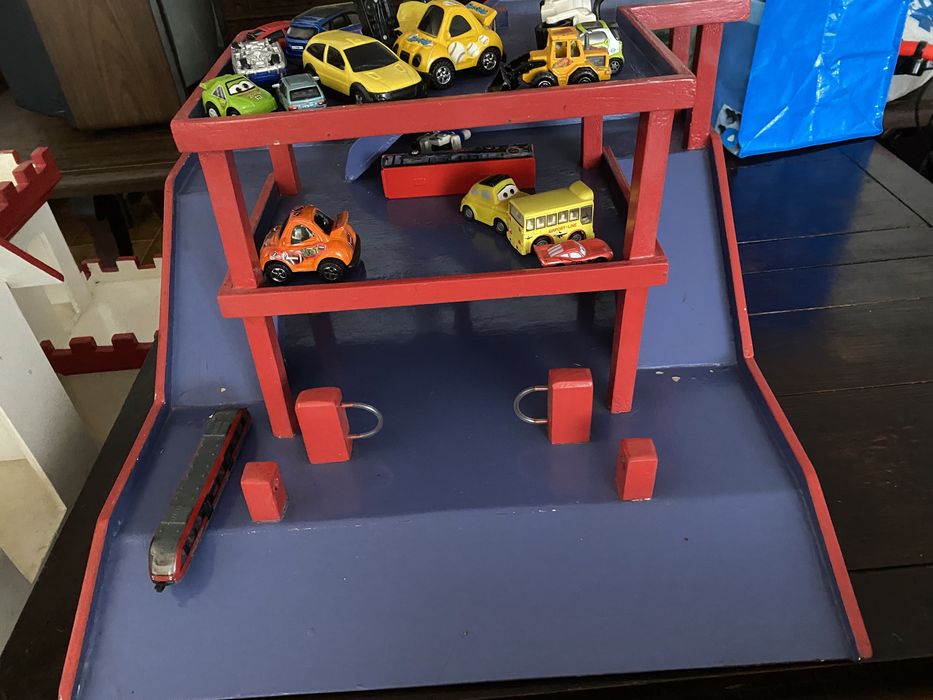 Garagem carros em madeira
