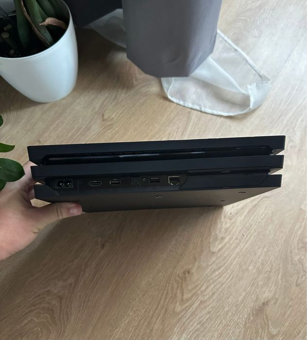 Sony PlayStation 4 Pro 1TB + 2 геймпади DualShock 4