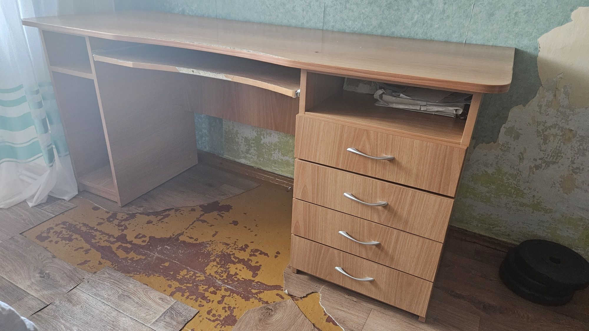 Стіл і поличках для студента