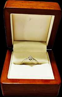 Modny pierścionek białe złoto 585 cztery brylanty
