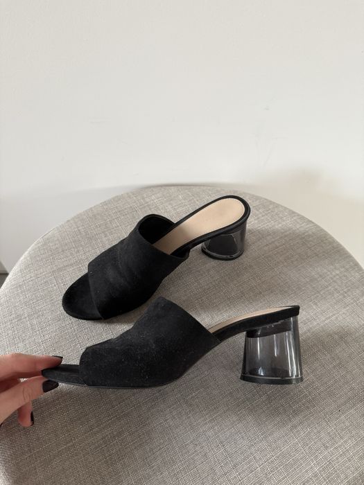 Czarne zamszowe klapki na niskim szerokim obcasie ZARA rozmiar 38