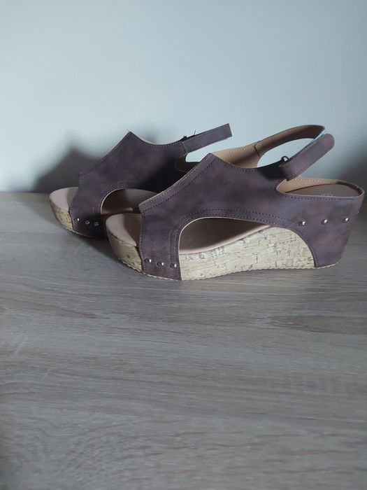 Sandałki na koturnie nowe