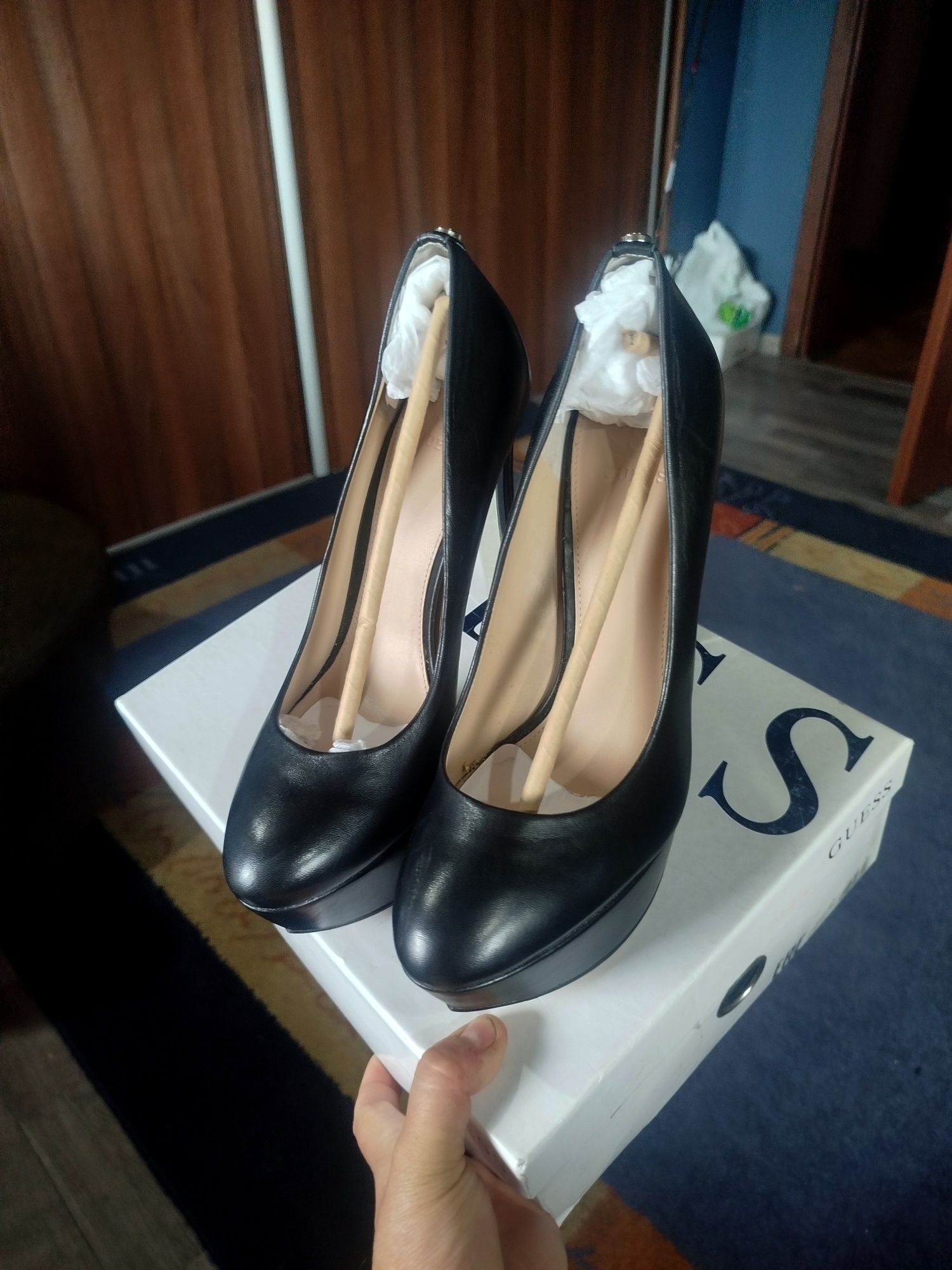 Szpilki skóra Guess rozmiar 39