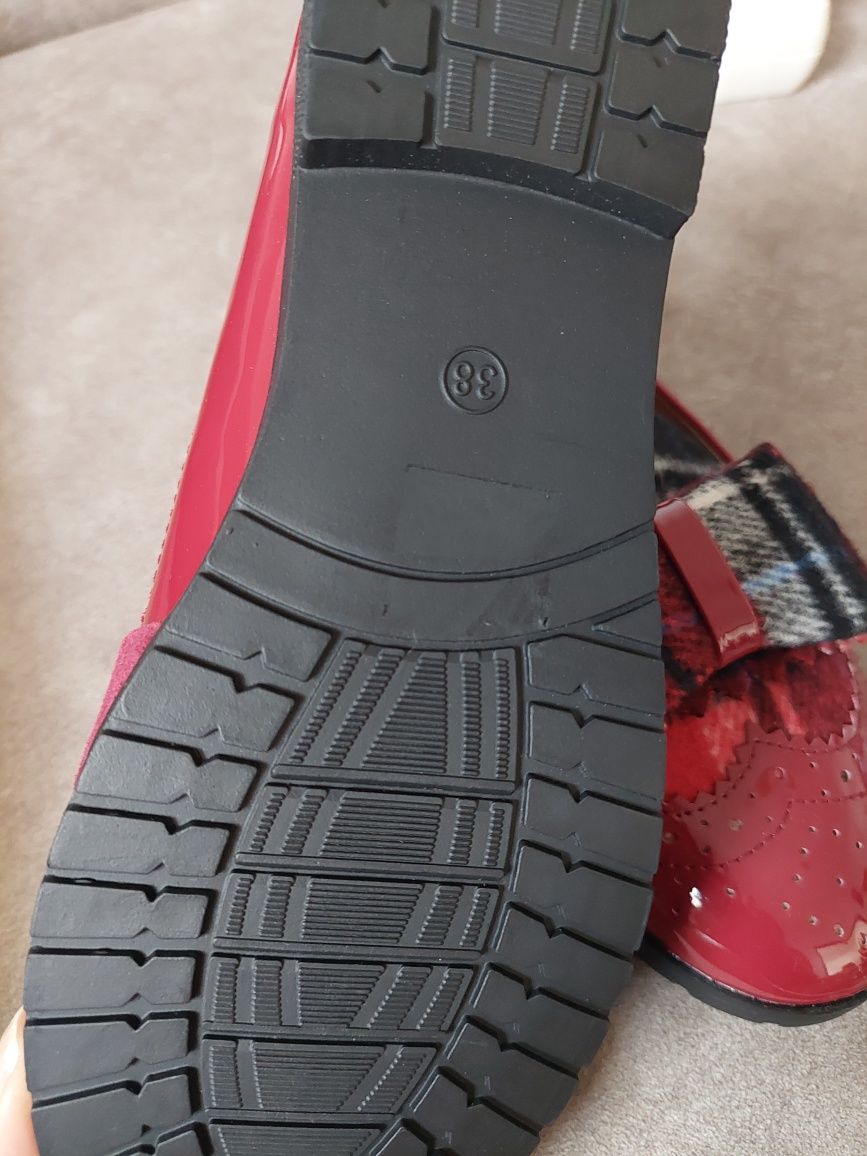 Sapatos em  verniz