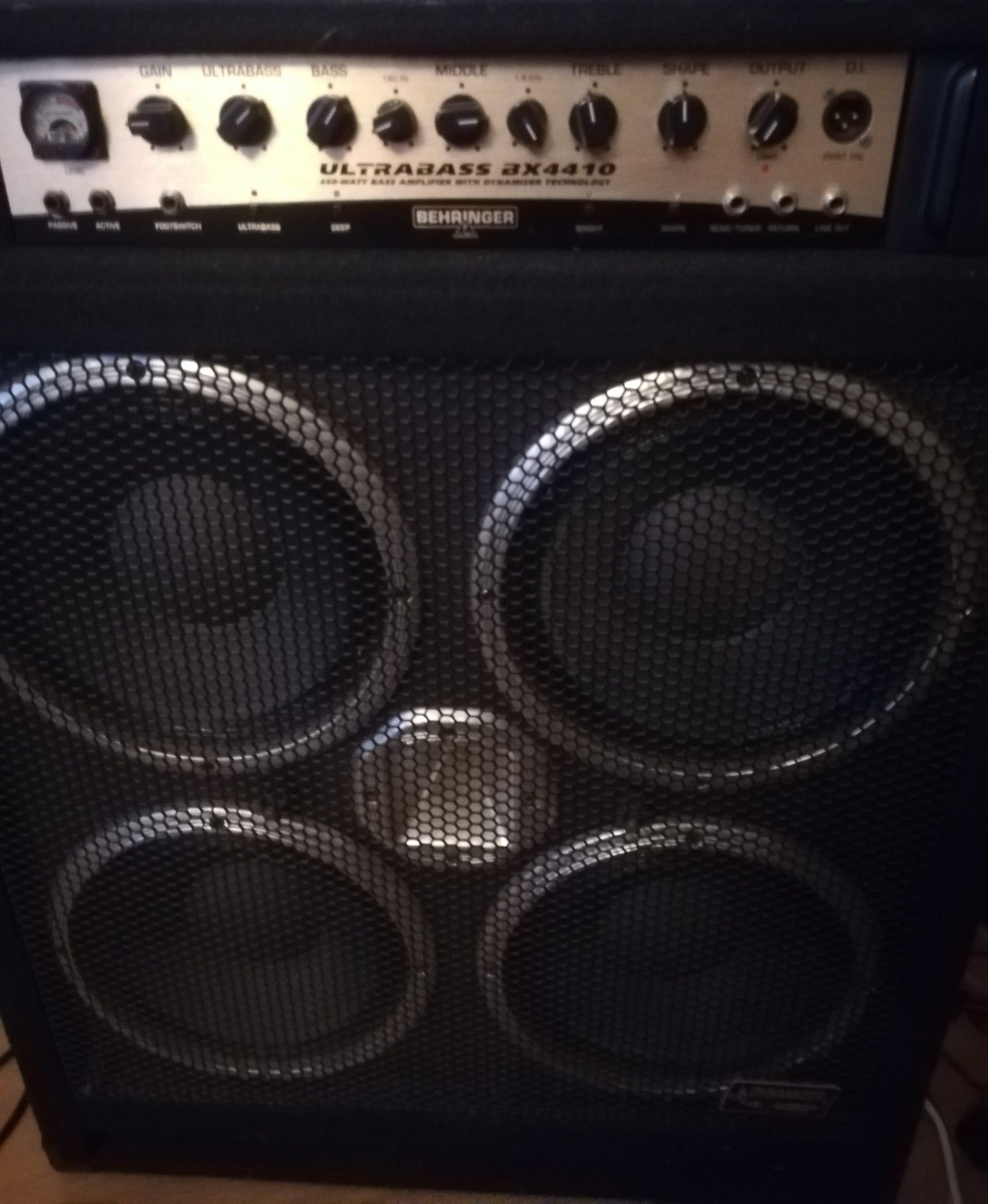 Sprzedam do gitary basowej Behringer bx 4410