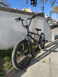 Bicicleta BMX para jovens