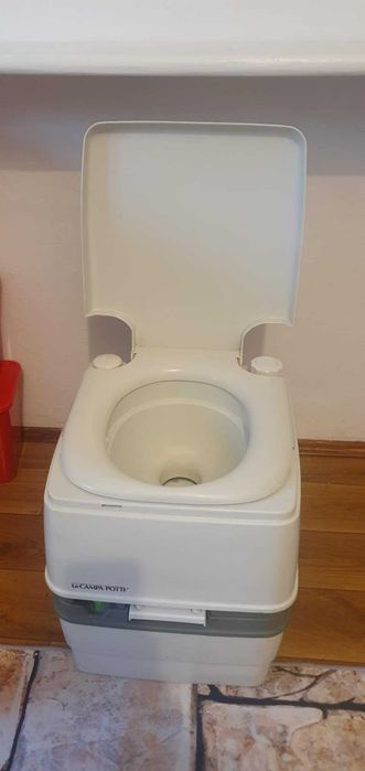 Toaleta turystyczna LeCampa Potti z rezerwuarem na spłukiwanie wodą.