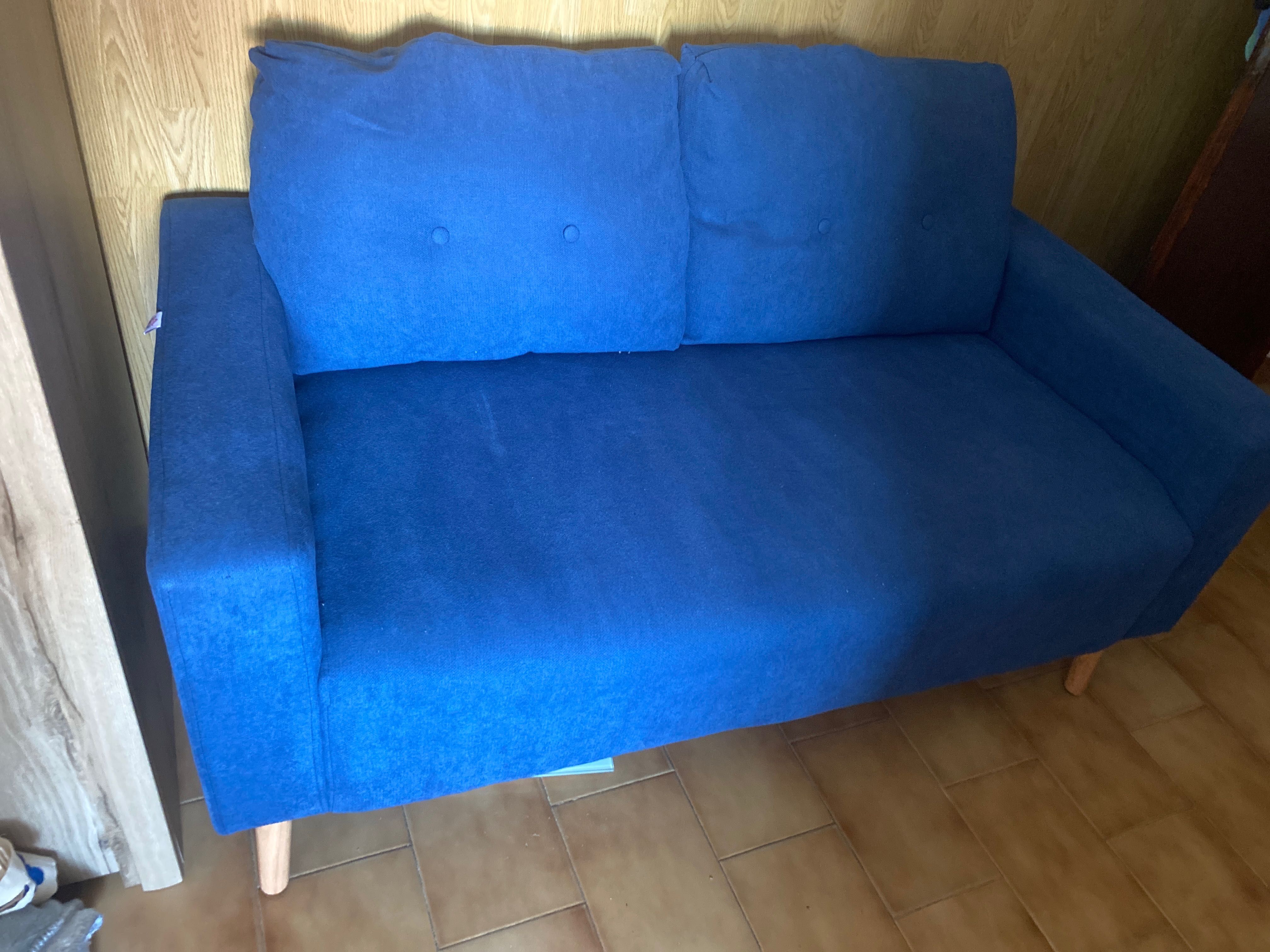 Lindo sofá azul , perfeito para deixar seu lar ainda mais agradável