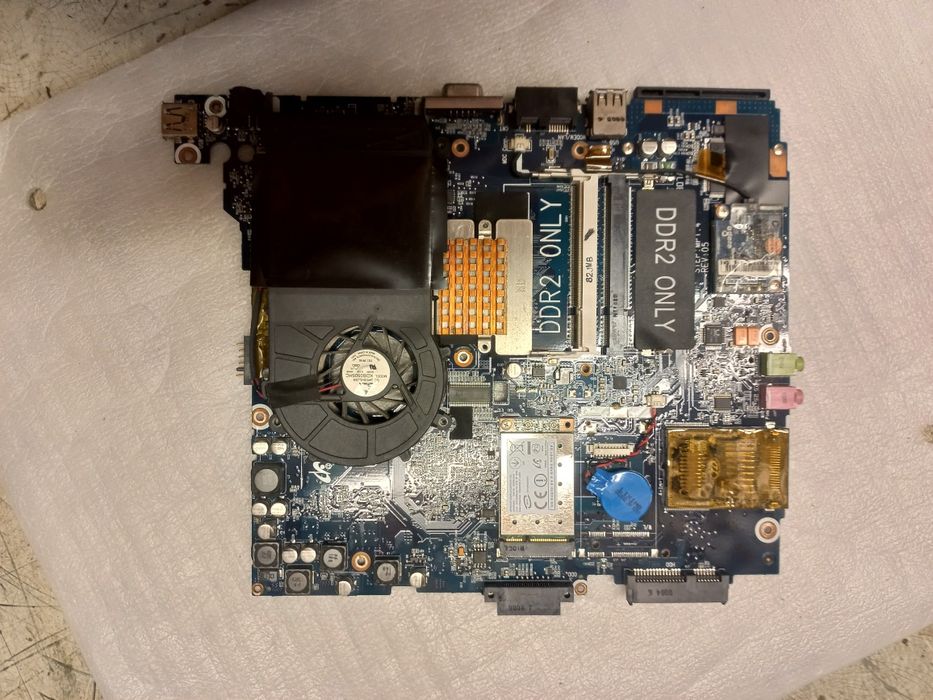 Продам ноутбук по запчастям samsung np-r18y. Цена за все