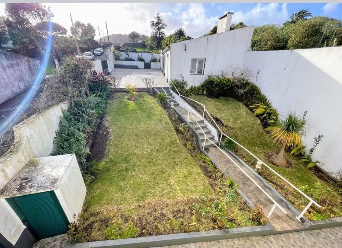 t5 com Três garagens que podem ser transformadas em  3 apartamentos!