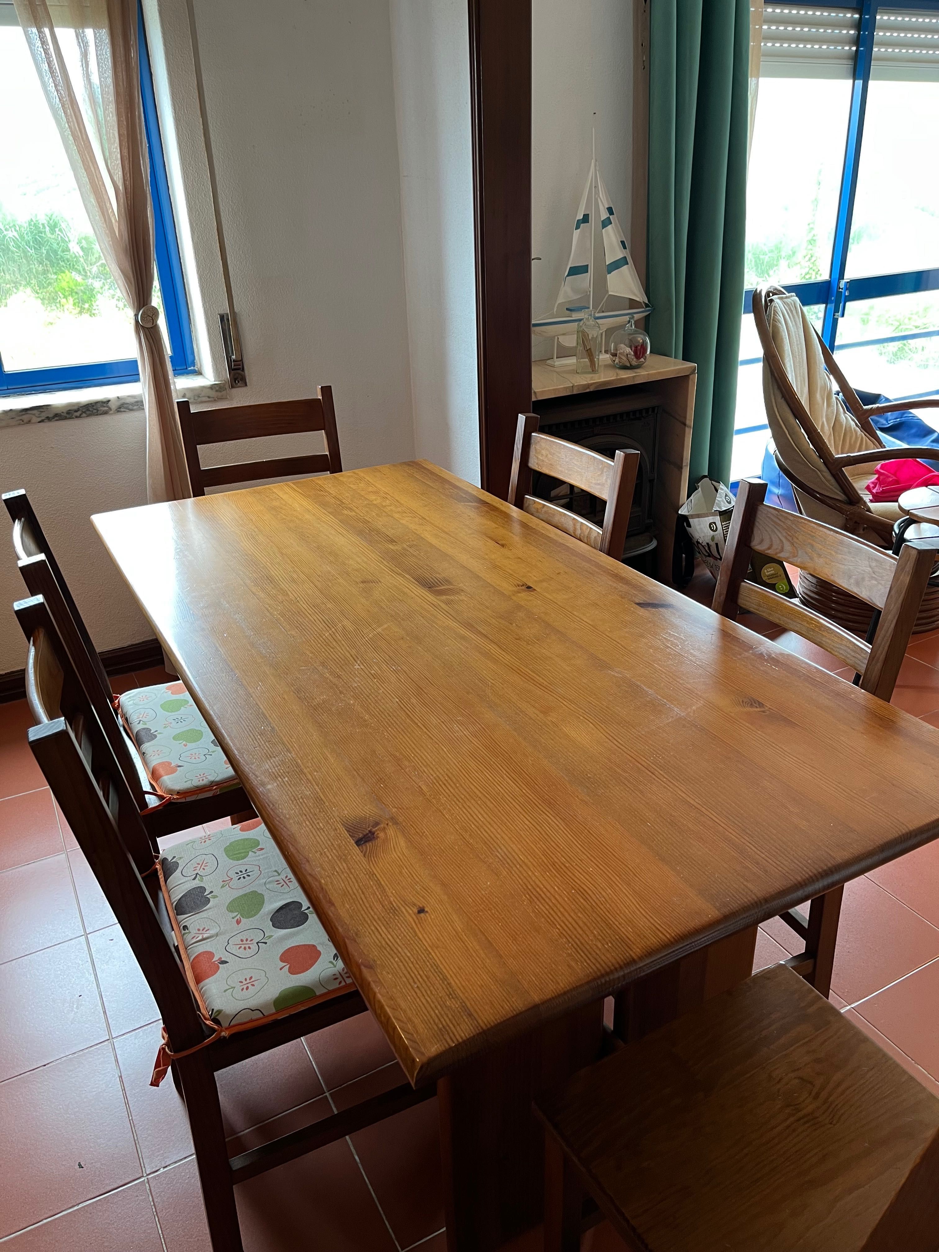 Conjunto sala de jantar (louceiro e mesa + 6 cadeiras)