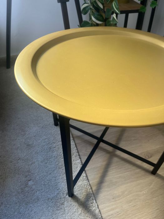 Mesa de apoio dourada