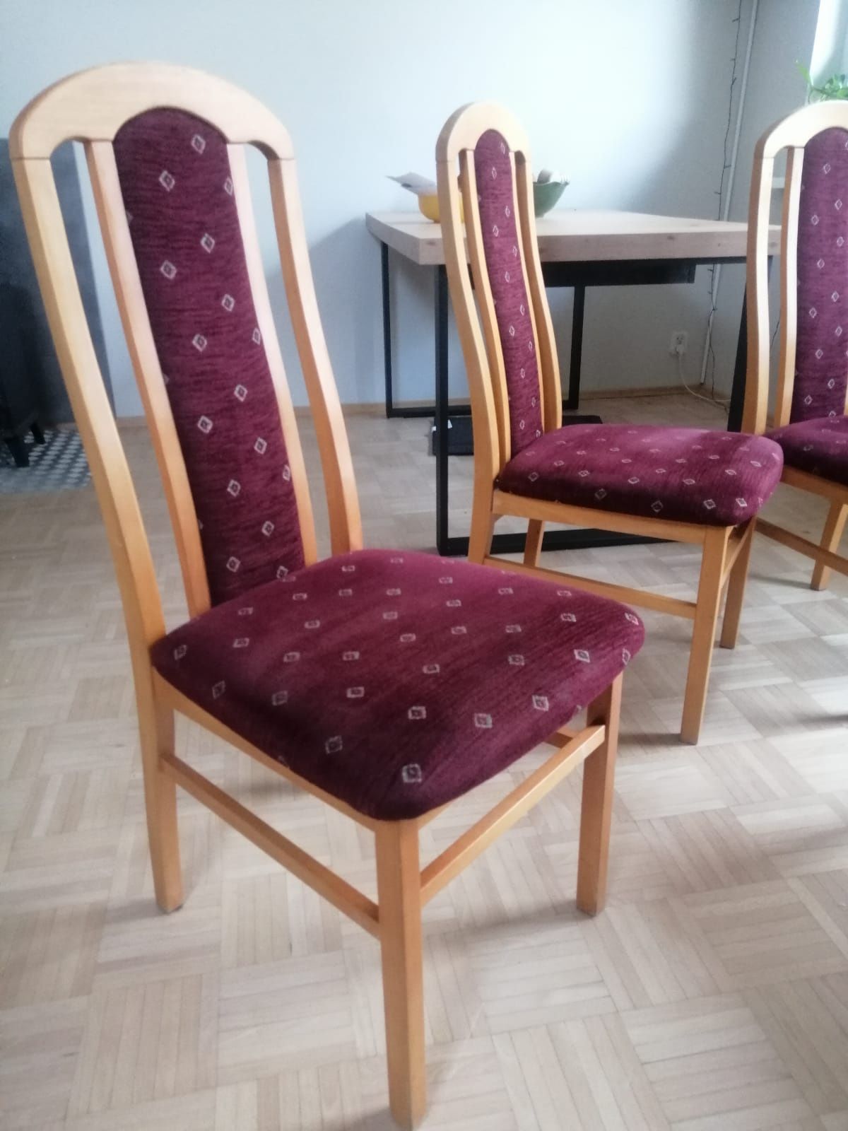 4 krzesła bukowe tapicerowane, bordo w drobny wzór