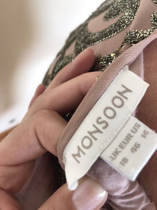 Sukienka bogato zdobiona cekiny wzór