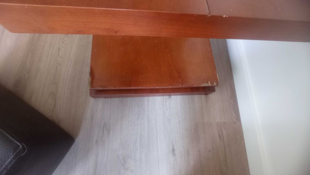 Mesa de centro com dois bancos