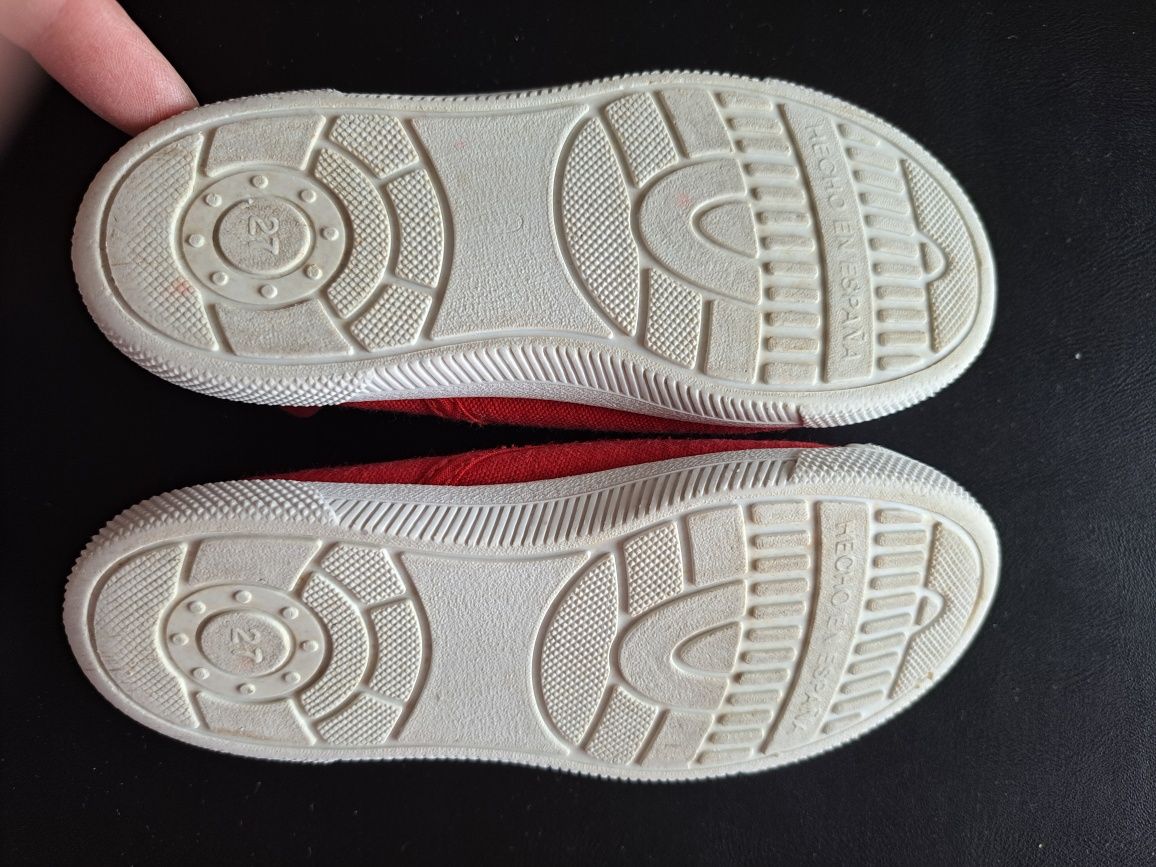 Ténis nr 27 e pantufas nr 25
