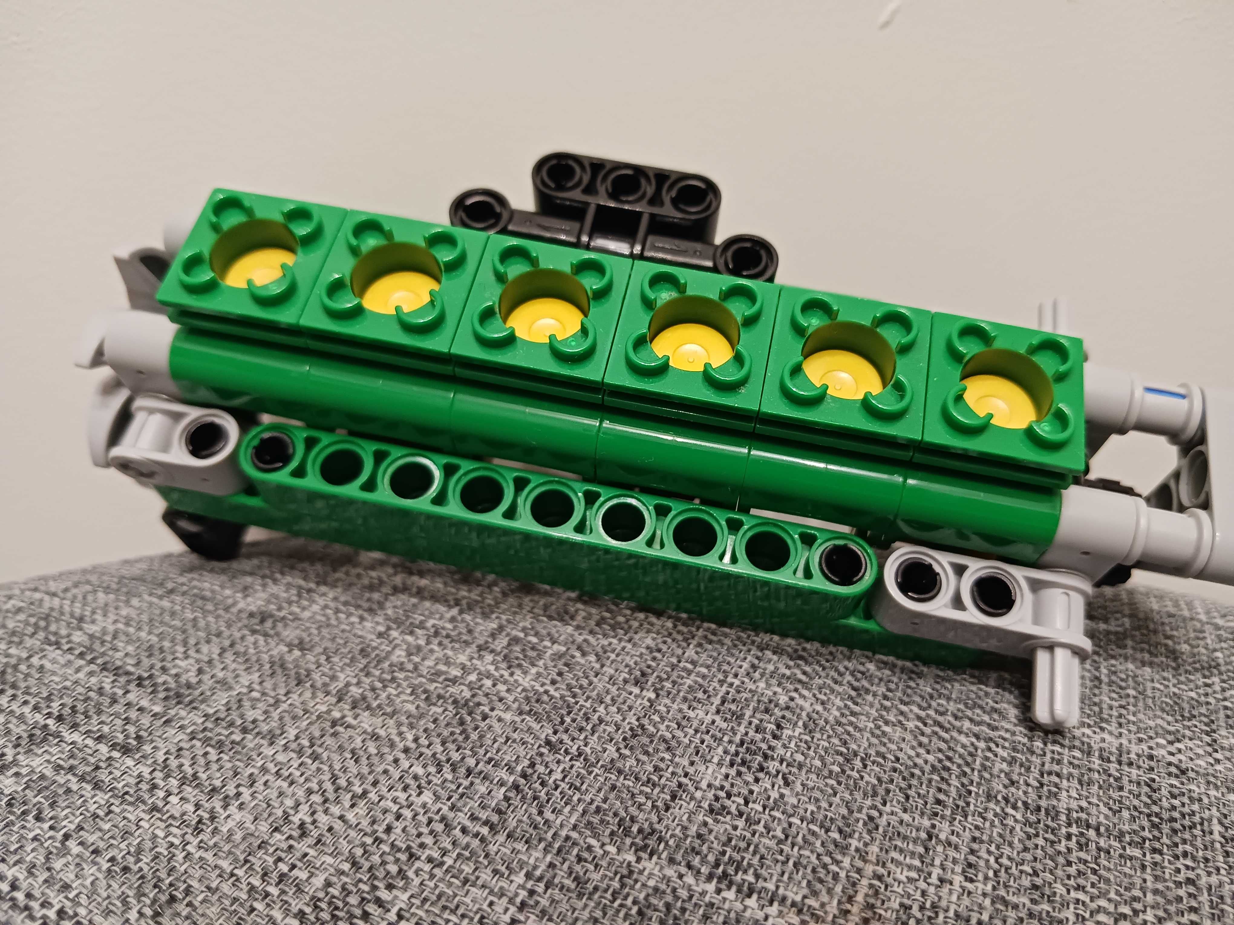 LEGO TECHNIC - silnik blok rzędowa 6 - kompletny, działający 42030