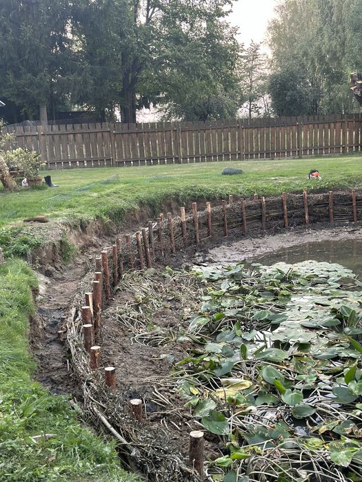 Faszynowanie układanie kamieni umacnianie brzegów kopanie stawów