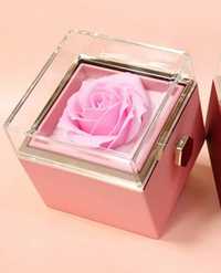 Wczorczna różowa róża w obracanym pudełku na niespodziankę BIŻUTERIE