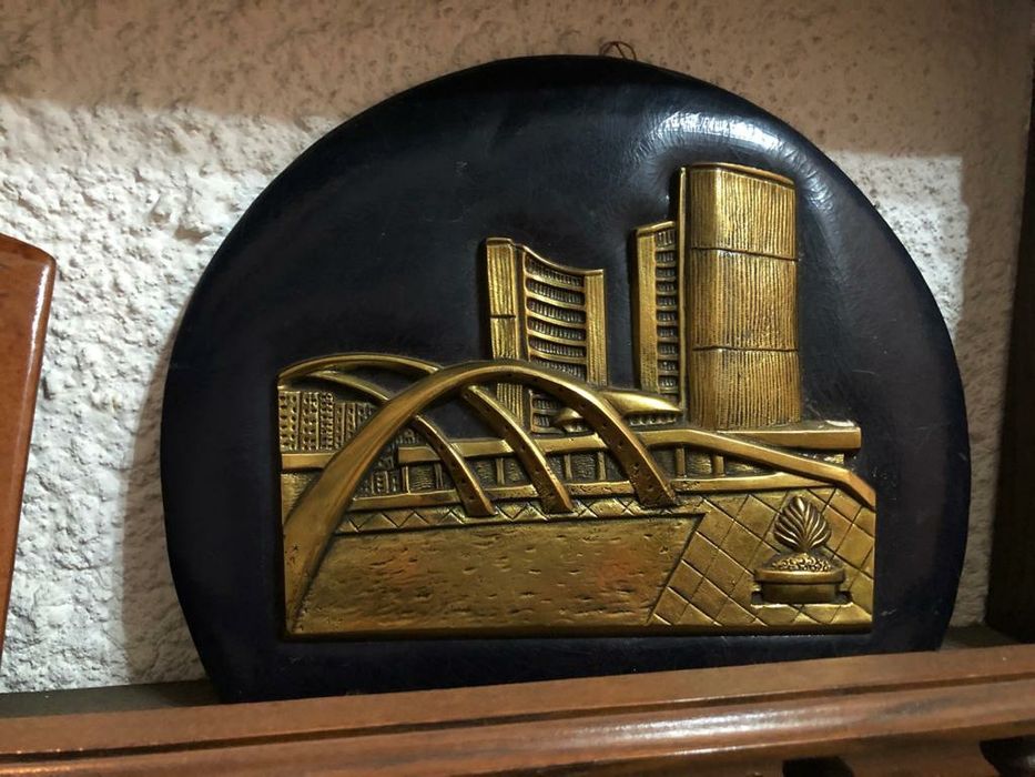 Molduras antigas em couro e metal