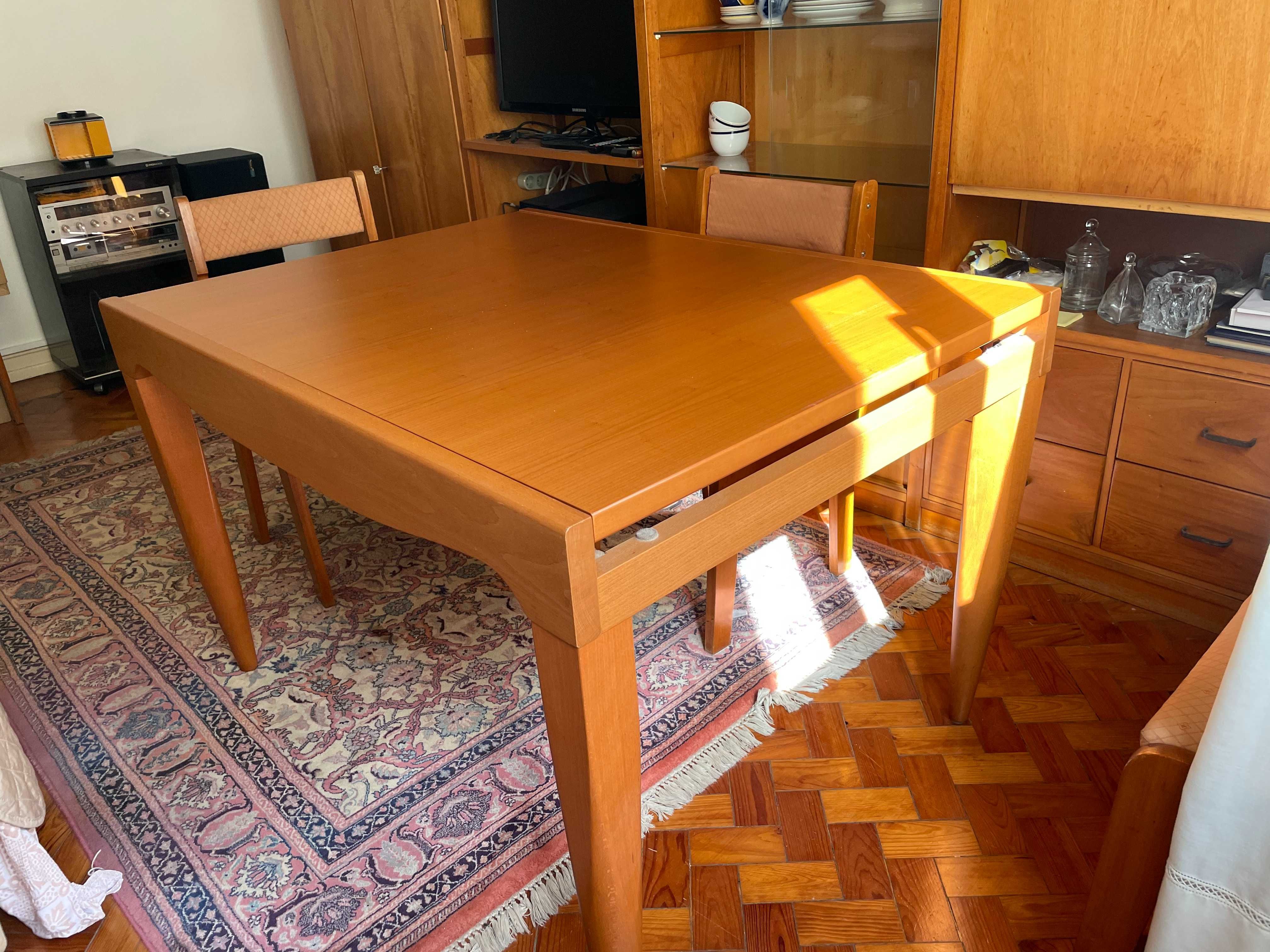 Mesa de jantar extensível em madeira maciça