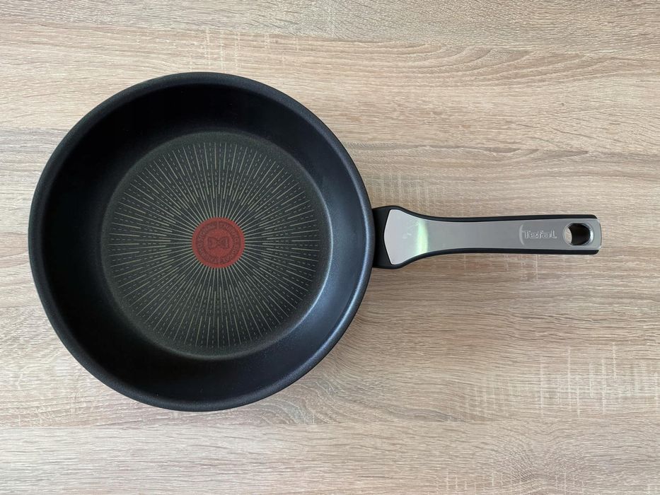 patelnia tradycyjna tefal 24 cm tytanowa opis