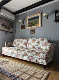 Rozkladana sofa w kwiaty