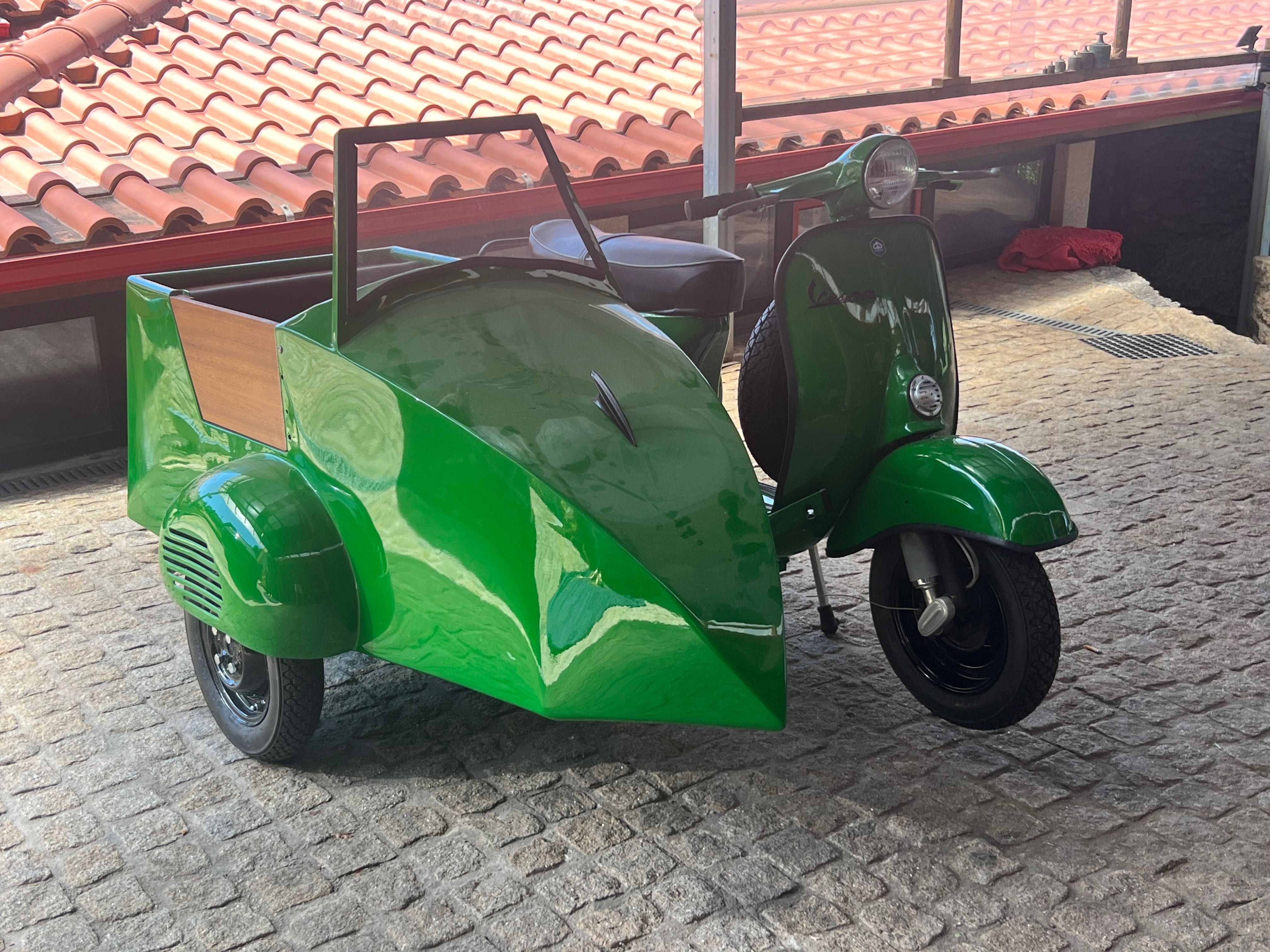 Vespa com saidcar