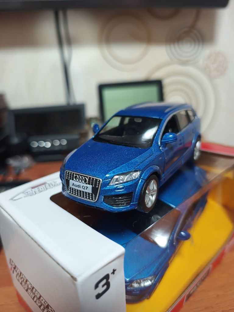 Моделька Audi Q7