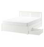Cama Branca com arrumação