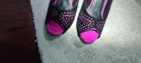 Sapatos de salto alto cor de rosa e preto