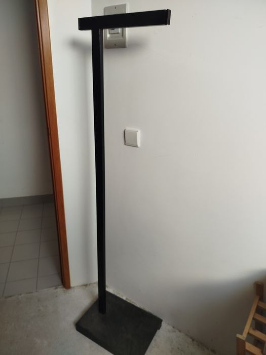 Gancho preto em metal com base