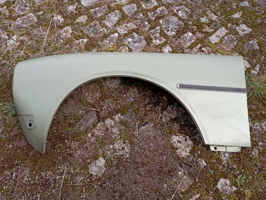 Dois Guarda lamas Peugeot 504 (para restauro). Ler descrição