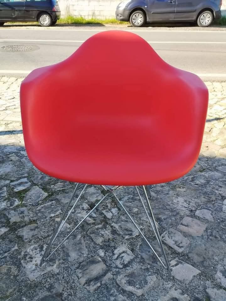 Cadeiras em plástico rígido