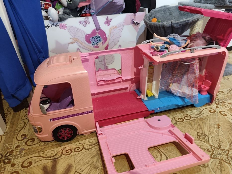 Kamper Marzeń  Barbie + 6 sztuk lalek barbie