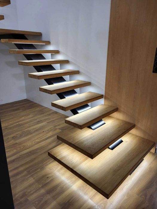 Schody metalowe na belce centralnej prostej