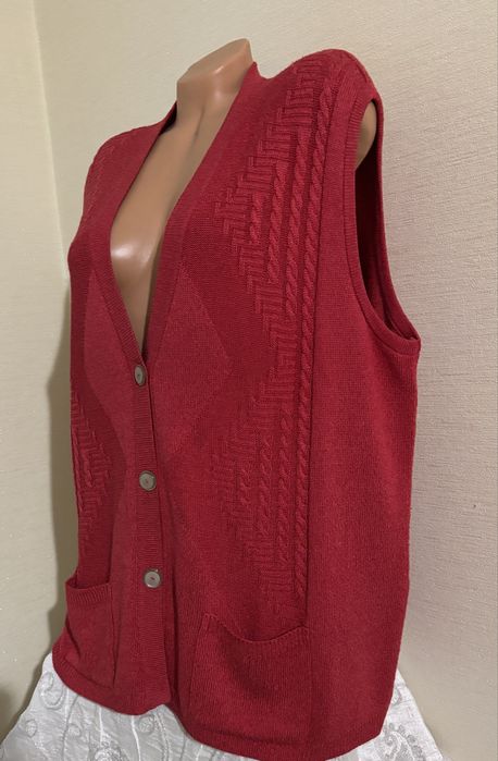 Вовняна жилетка на гудзиках