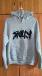 Szara bluza skilly
