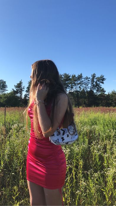 нереальна малинова сукня