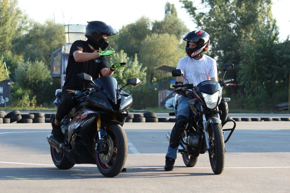 Професійна Мотошкола в Києві. Індивідуальне навчання. Мото інструктор