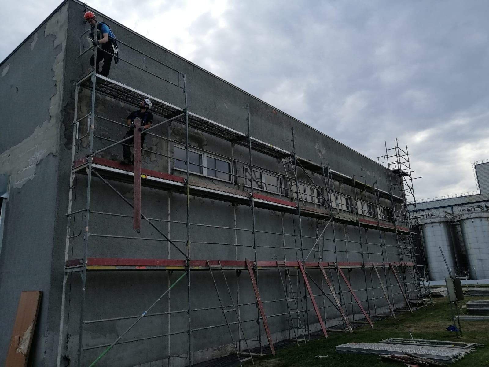 Wynajem rusztowań z transportem na budowę