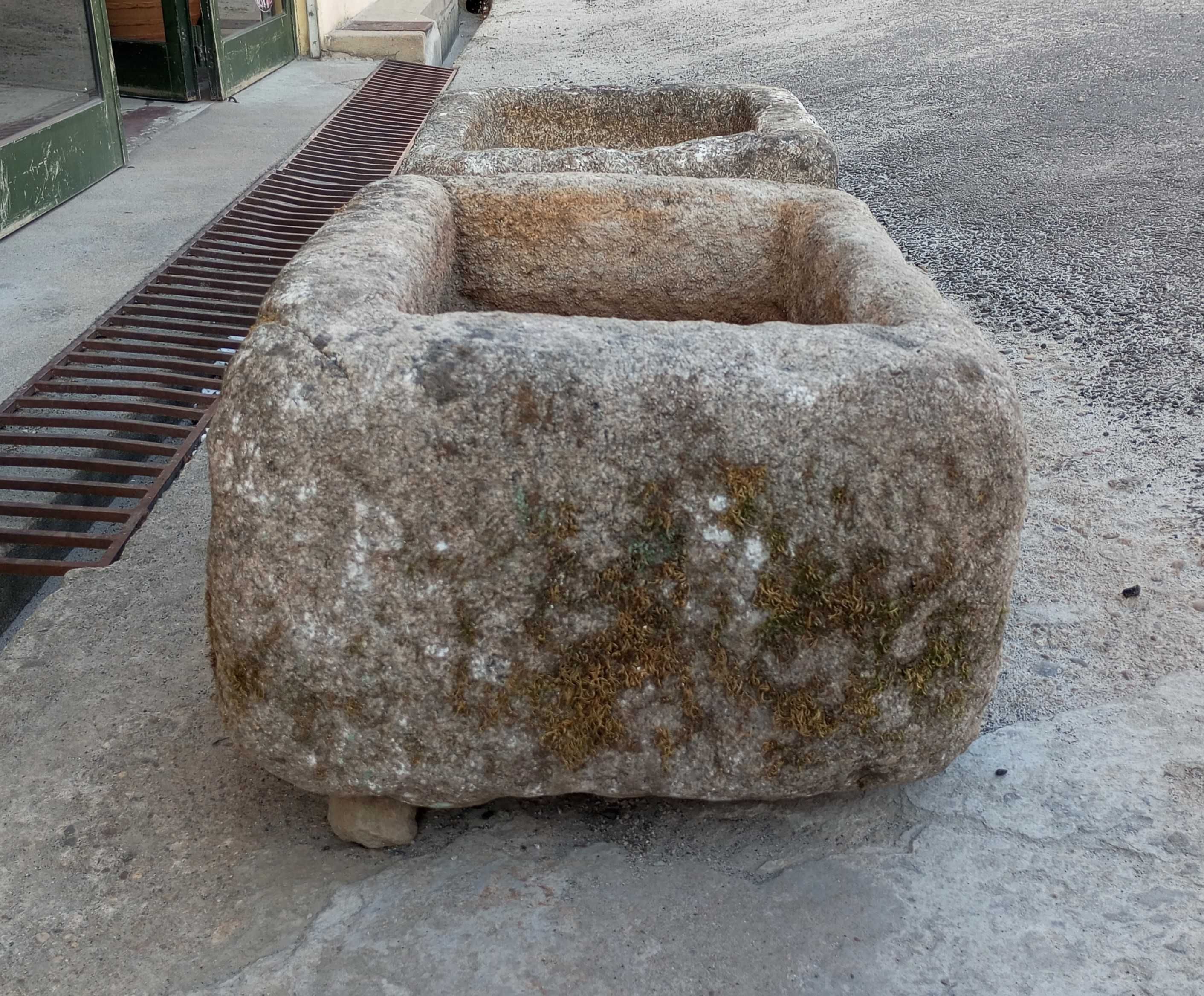 Antiga pia em pedra (74 x 51 x 36 cm)