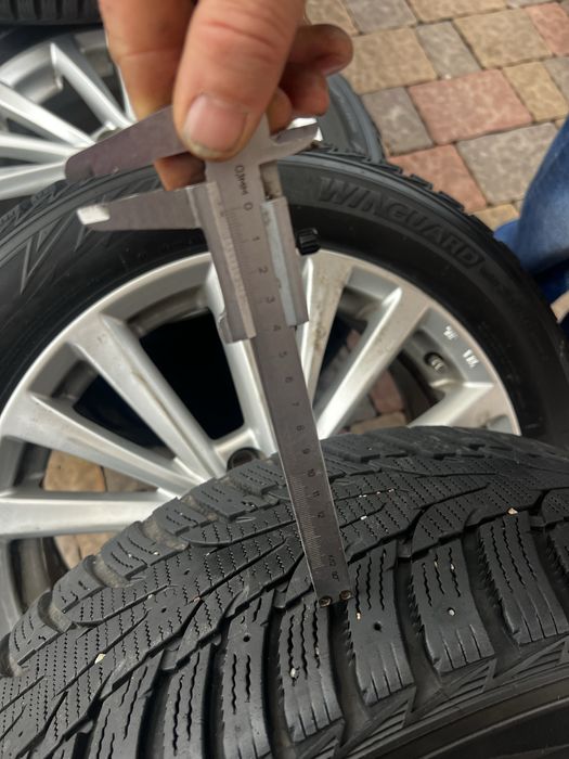 Прдам зимову гуму Nexen  215/55 r 17  ост 7 мм