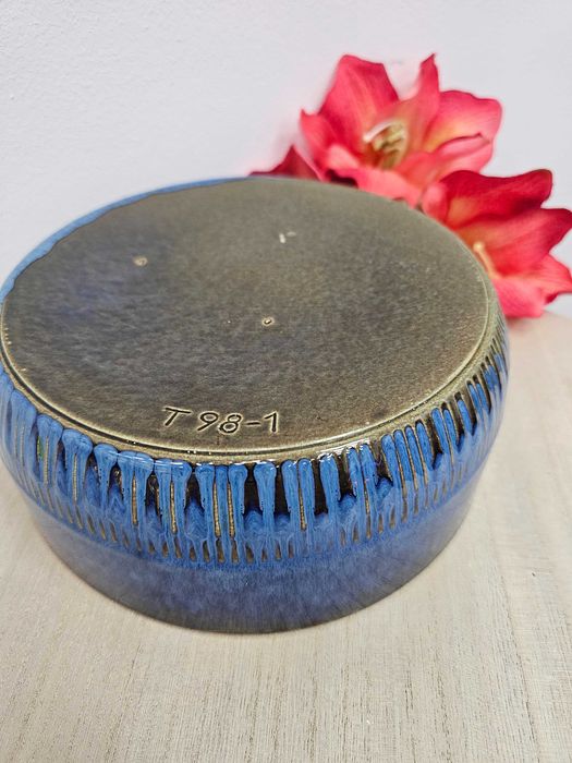 Ceramiczna misa w kolorach głębokiego, morskiego niebieskiego