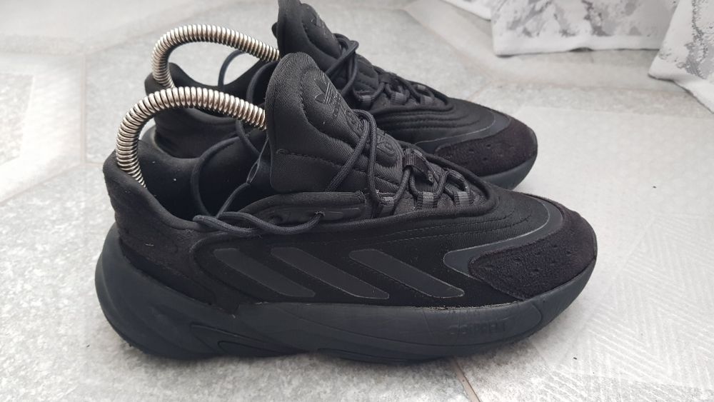 Продам фірмові кросівки Adidas Ozweego
