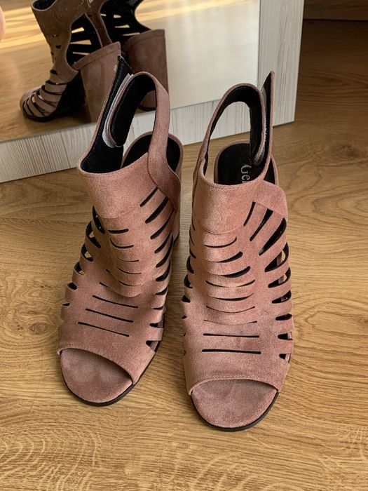 Замшеві нові босоніжки з відкритим носком Gelsomino