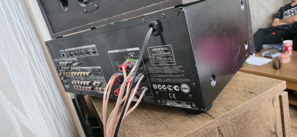 Kino domowe. Wzmacniacz ONKYO i 5 głośników TAGA