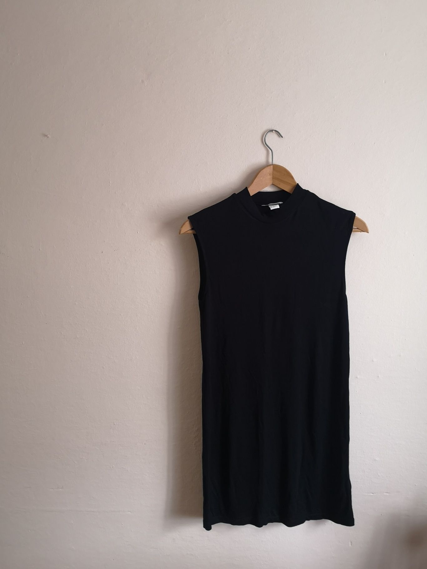 Czarna klasyczna sukienka H&M wiskoza nowa S