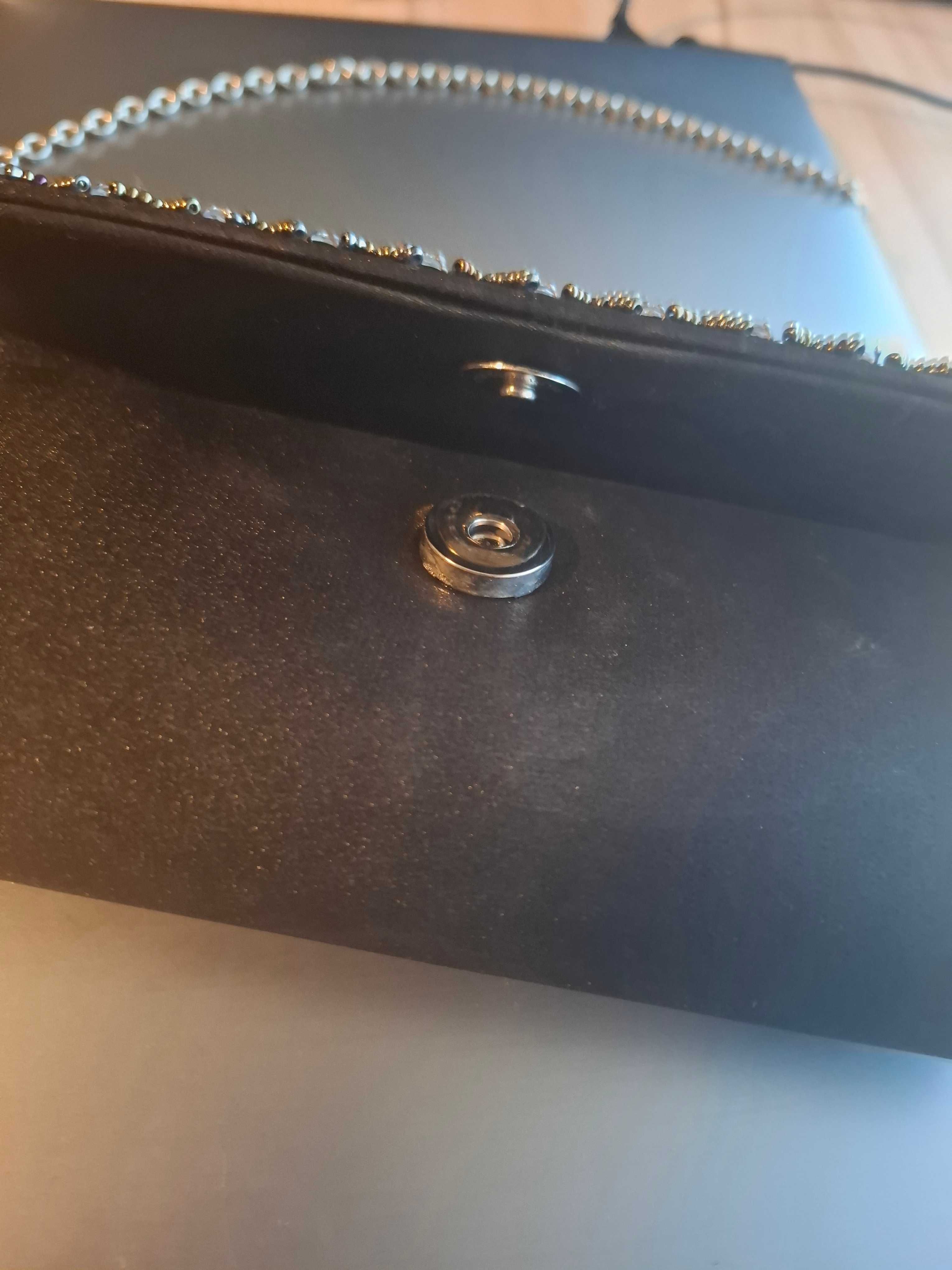 Elegancka torebka z łańcuszkiem i kryształkami Hexeline